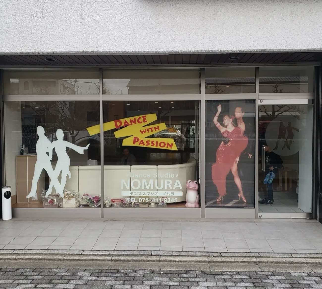 ガラス張りの路面店・スタジオ外観